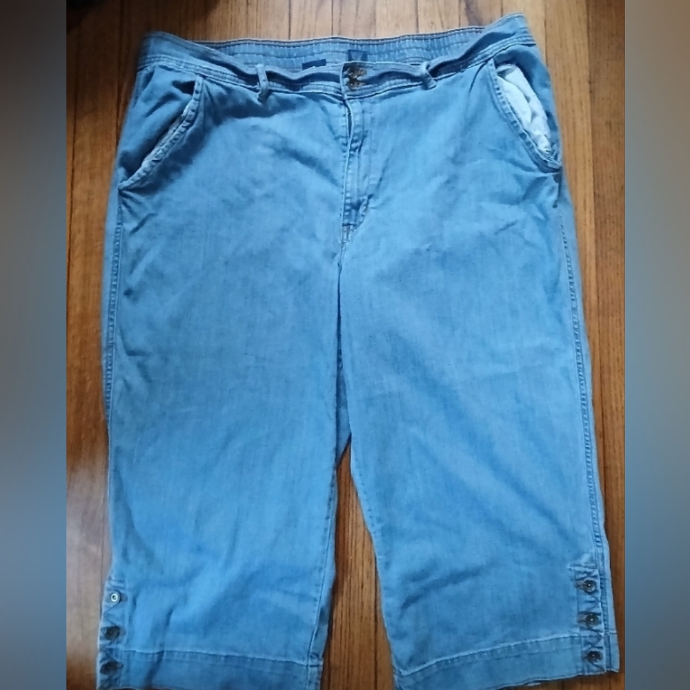 Falls Creek - Women's Blue Denim Plus Size Cropped Pants. Size 24W